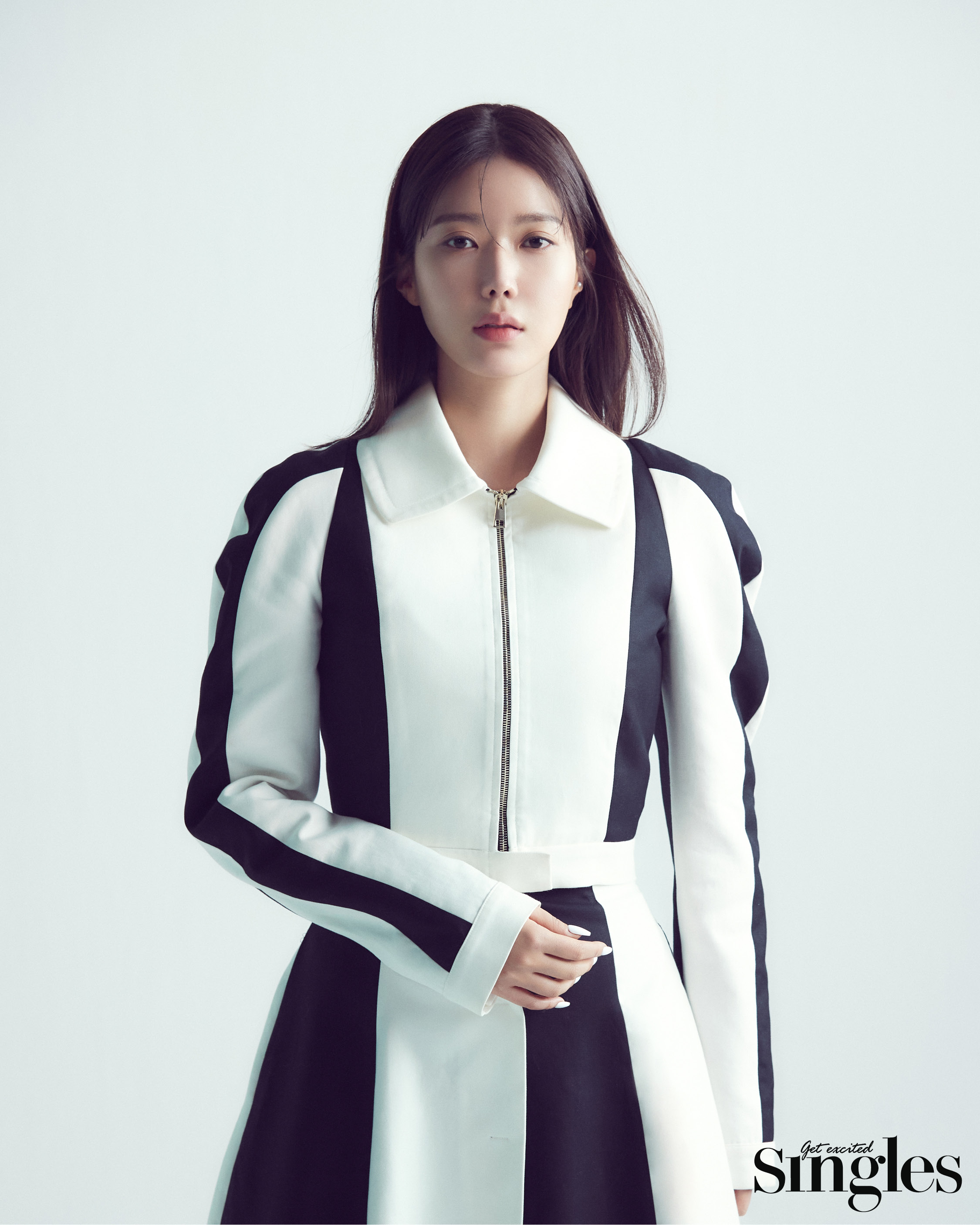 임수향이 로샤스의 스트라이프 재킷과 스커트, 돌체앤가바나의 슈즈를 착용하고 촬영한 싱글즈 화보